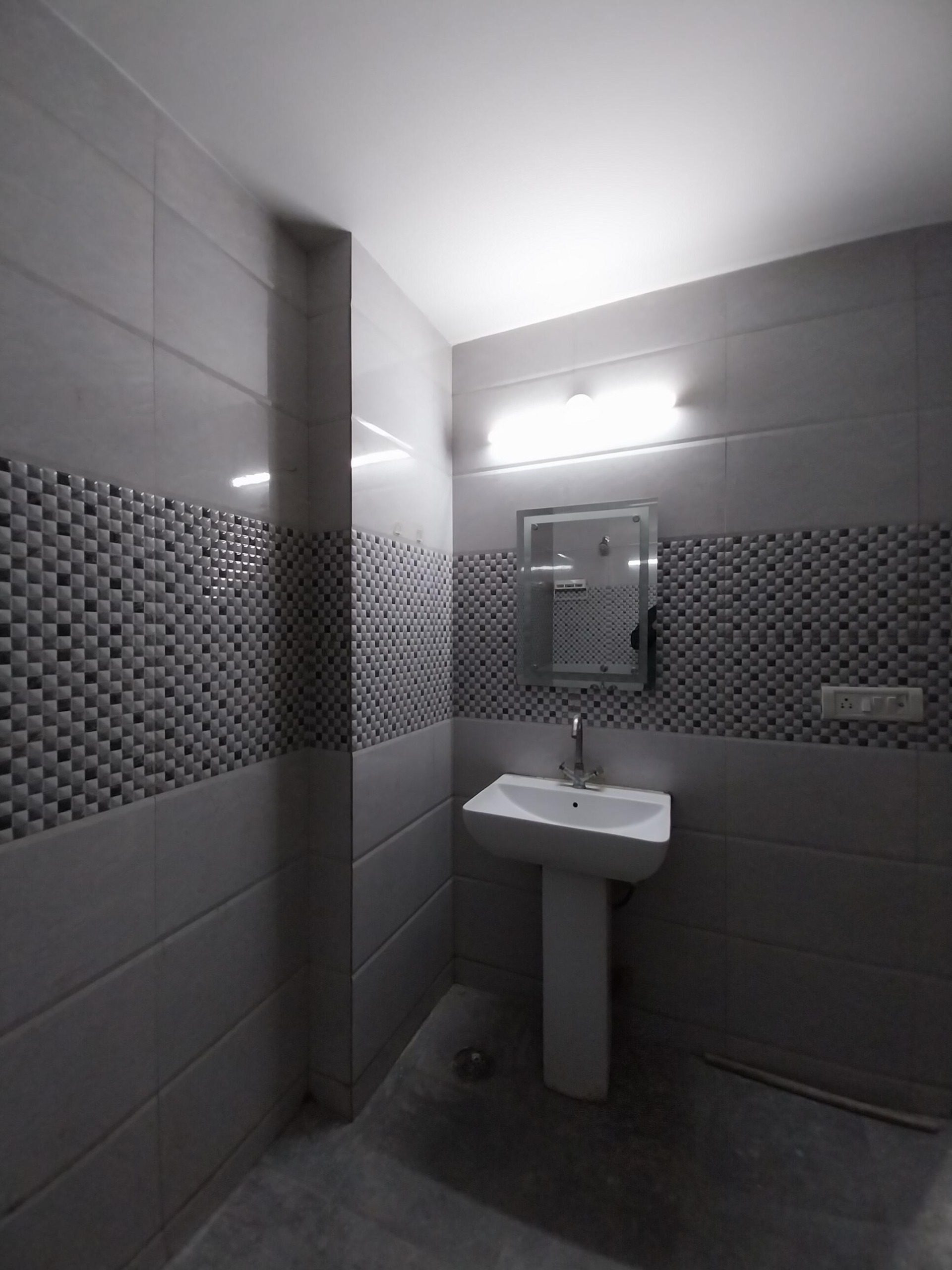 1 RK Flats for rent in DLF Phase 3, Gurgaon 002
